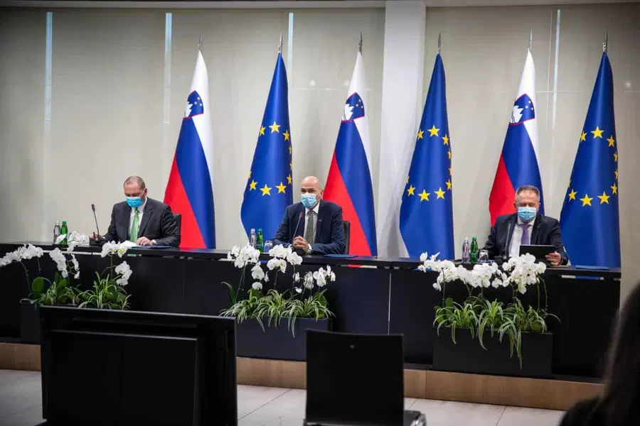 Vlada za zaposlene v državni upravi uvaja le pogoja prebolevnosti in cepljenja