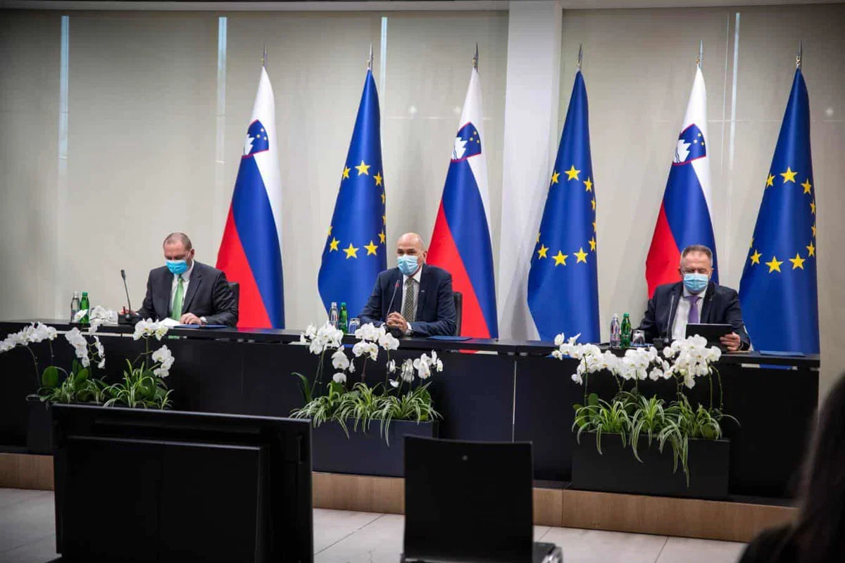 Vlada za zaposlene v državni upravi uvaja le pogoja prebolevnosti in cepljenja