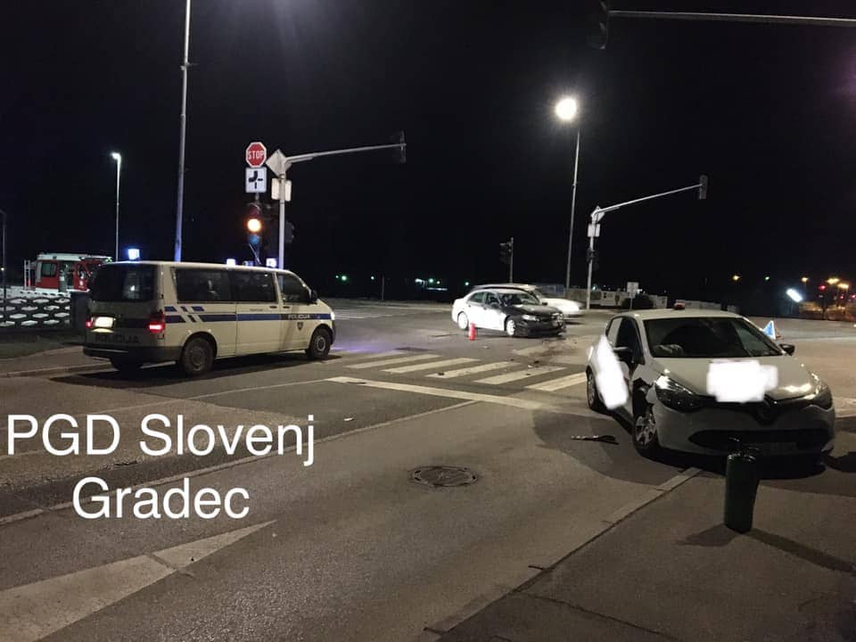 V Slovenj Gradcu trčili osebni vozili