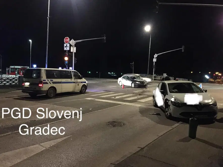 V Slovenj Gradcu trčili osebni vozili
