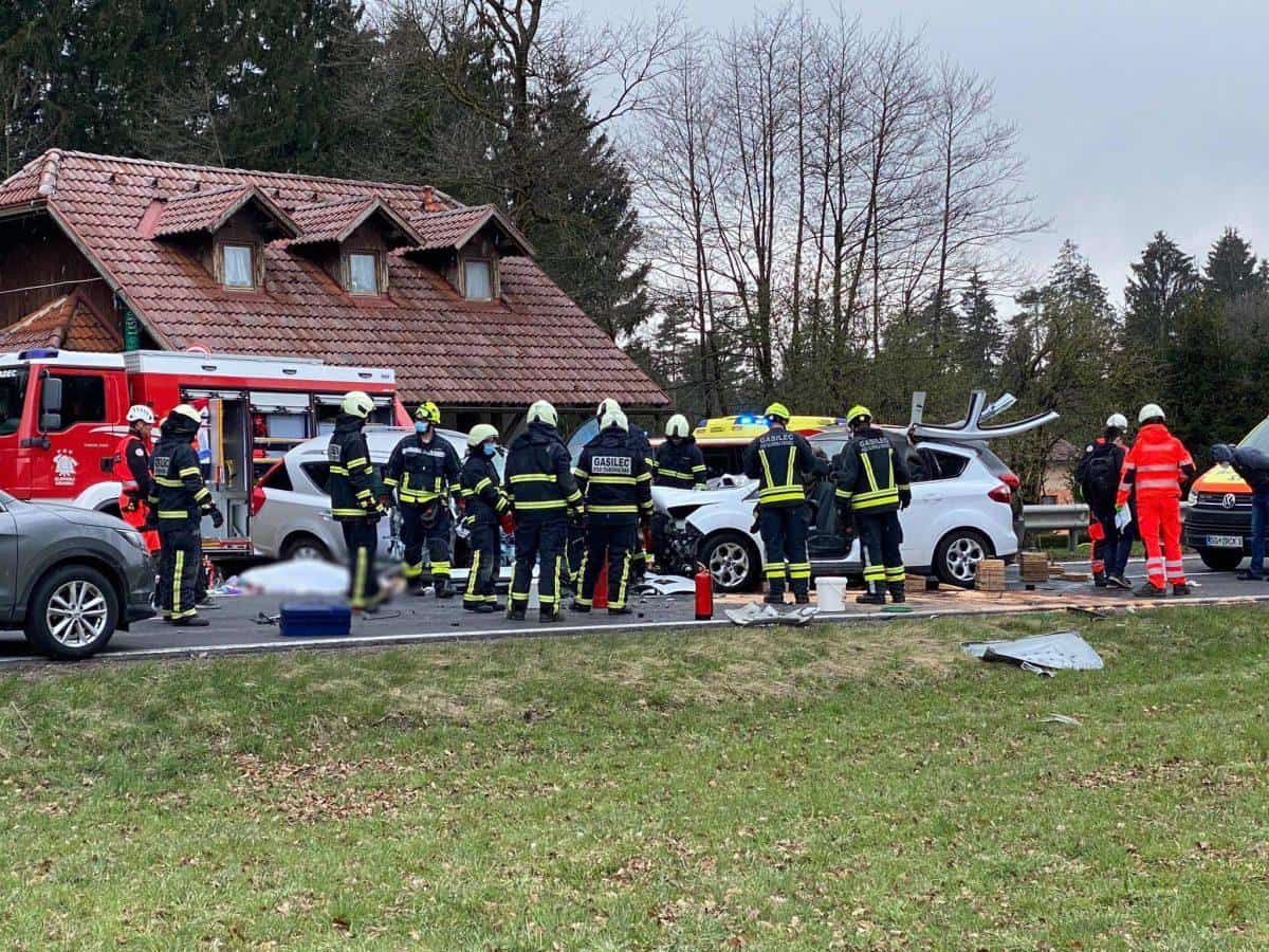 FOTO: V trčenju treh vozil umrla sopotnica v osebnem vozilu