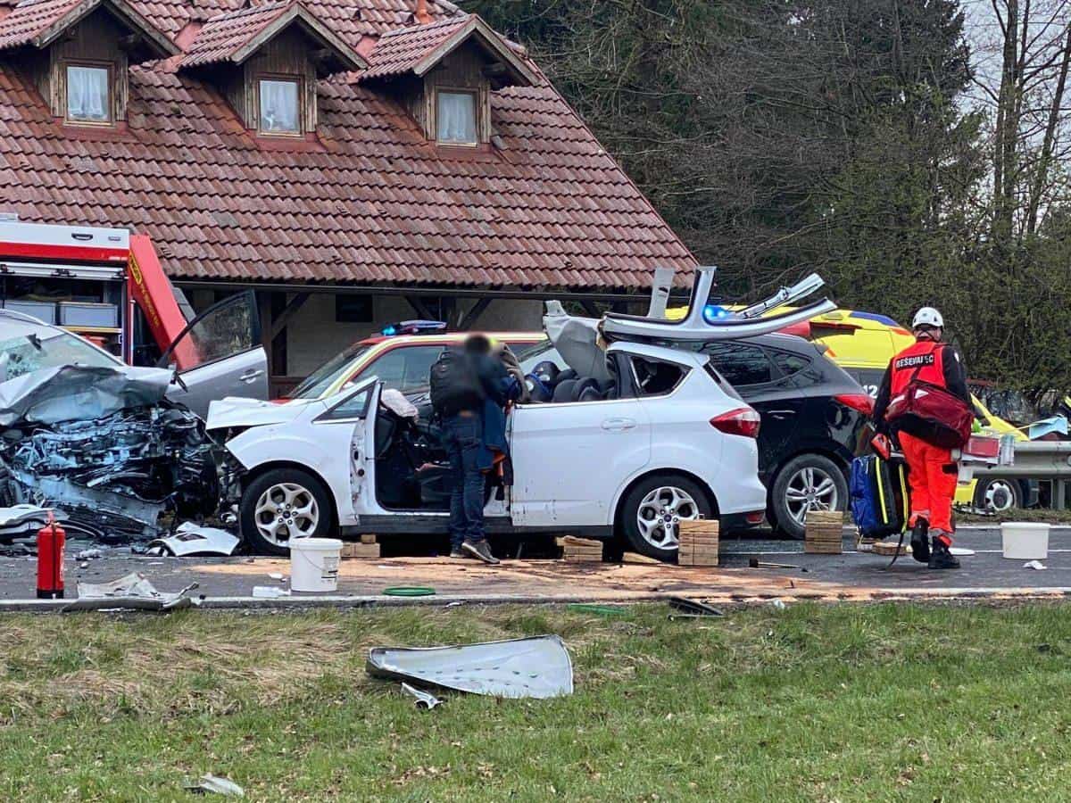 V sredini tragični nesreči življenje izgubila 81-letna sopotnica. Poškodovanih več osebe, med njimi ena mladoletna