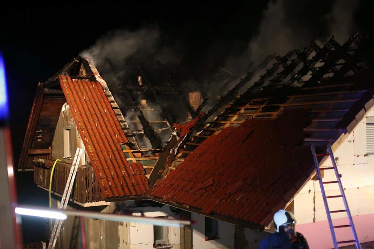 Družini z Vrh, ki je ostala brez doma, lahko pomagate tudi z nakazilom na poseben transakcijski račun ali oddajo prostovoljnih prispevkov in nakupom peciva