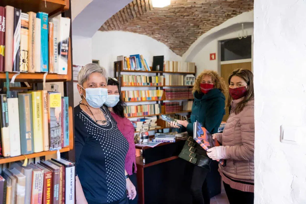 FOTO: Ob koncu prostovoljske akcije v Meškovi bukvarni podarili knjige o Slovenj Gradcu