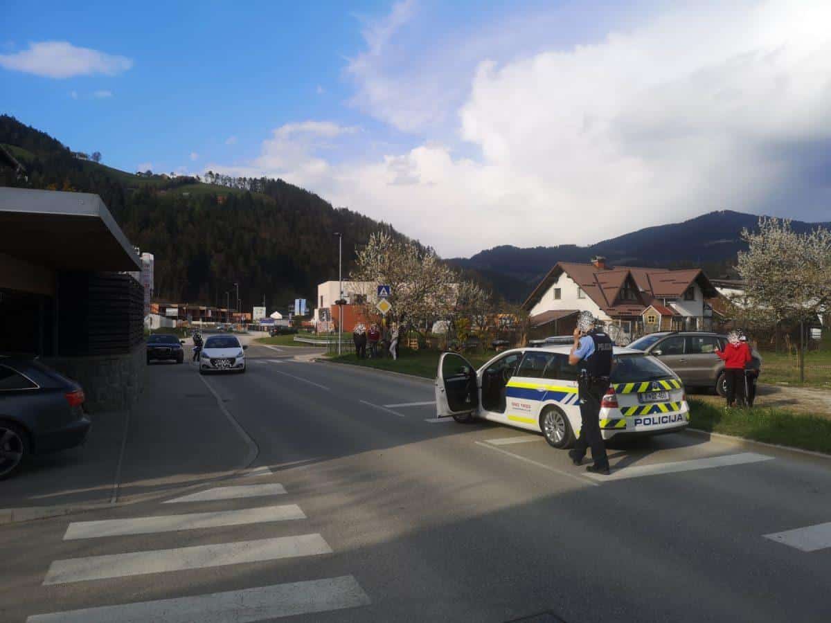23-letnik v Slovenj Gradcu z divjo vožnjo povzročil prometno nesrečo