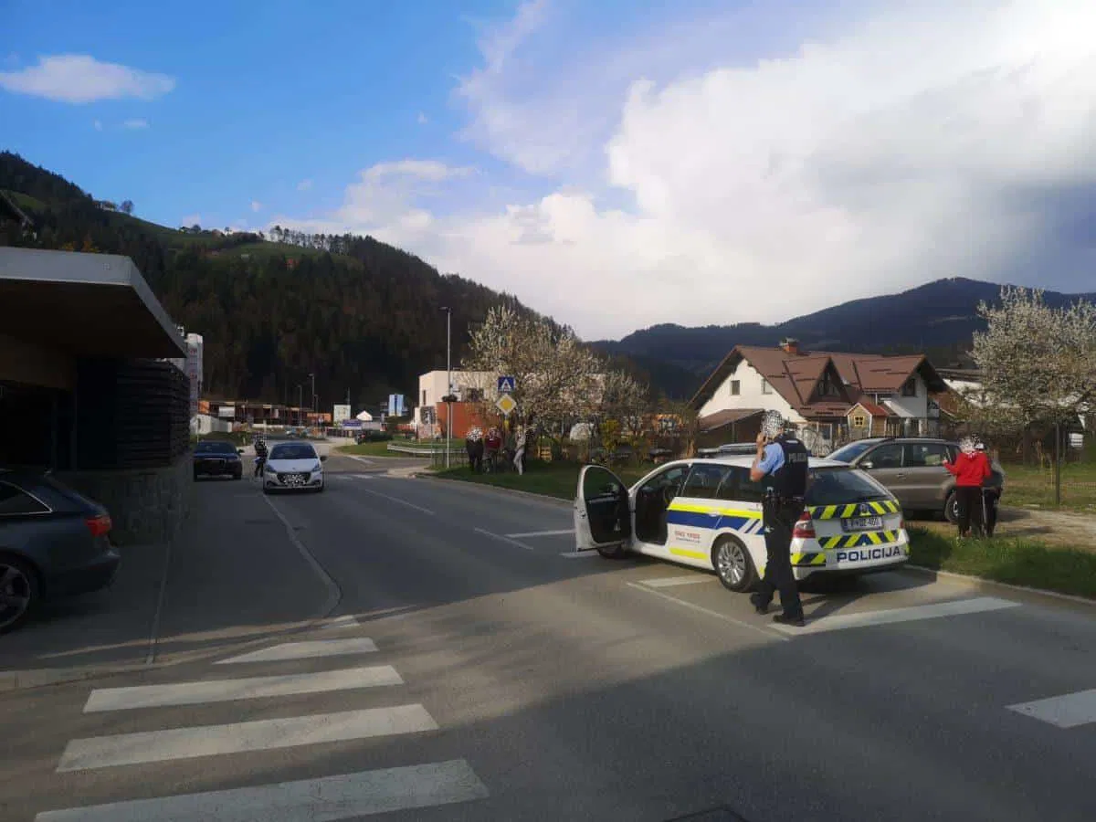 23-letnik v Slovenj Gradcu z divjo vožnjo povzročil prometno nesrečo