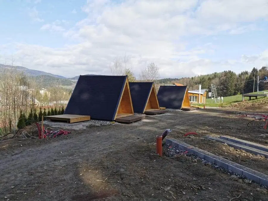 Na Ravnah že v polnem teku gradnja resorta z glamping in luksuznimi hiškami