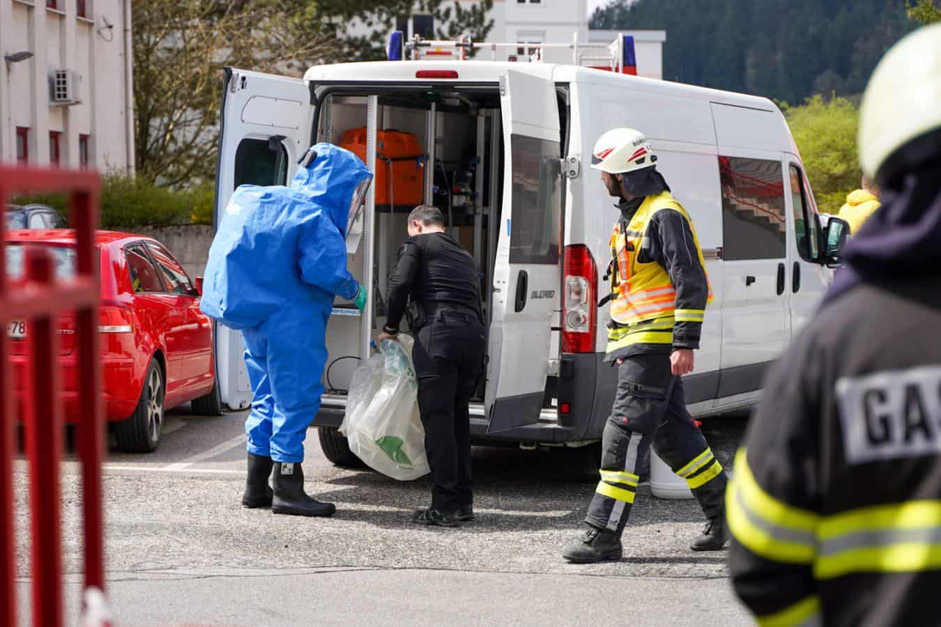 FOTO: Preplah na policijski postaji v Slovenj Gradcu s kuverto naredil občan, ki je prejel darilo