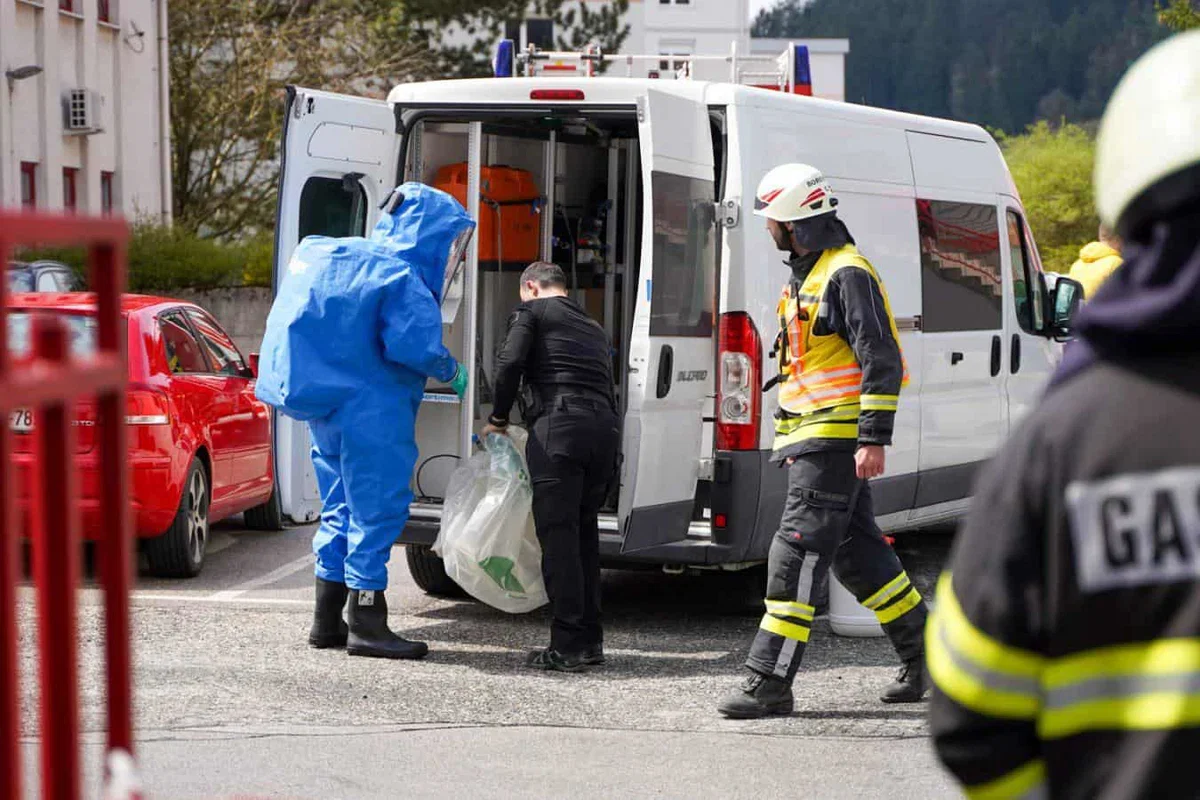 FOTO: Preplah na policijski postaji v Slovenj Gradcu s kuverto naredil občan, ki je prejel darilo