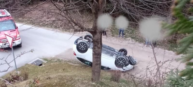 Na Ravnah voznica z avtom na streho