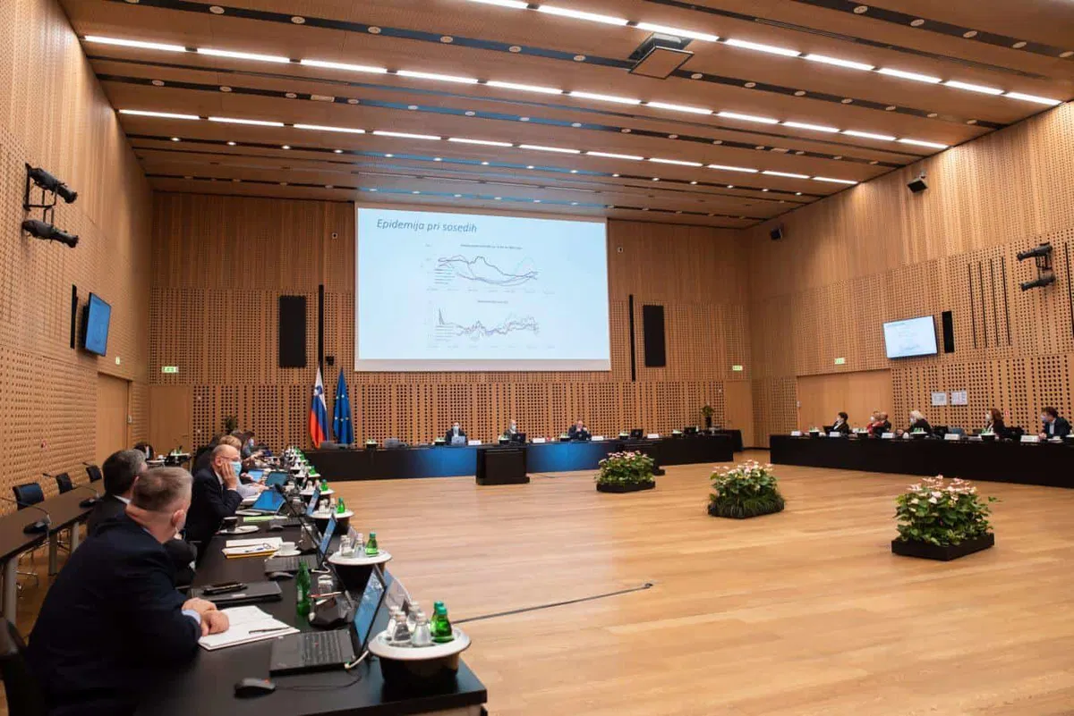 Vlada danes o sproščanju ukrepov: Sprostitev gibanja med regijami, dovoljene prireditve do 100 ljudi?