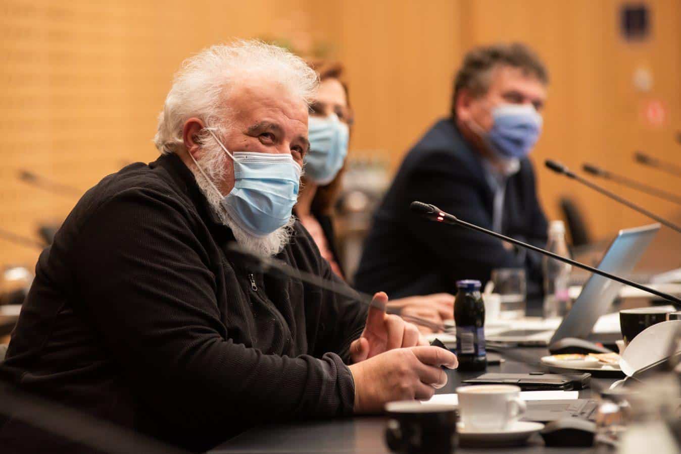 Krek: Za odpiranje družbe nam manjka še 600 tisoč precepljenih