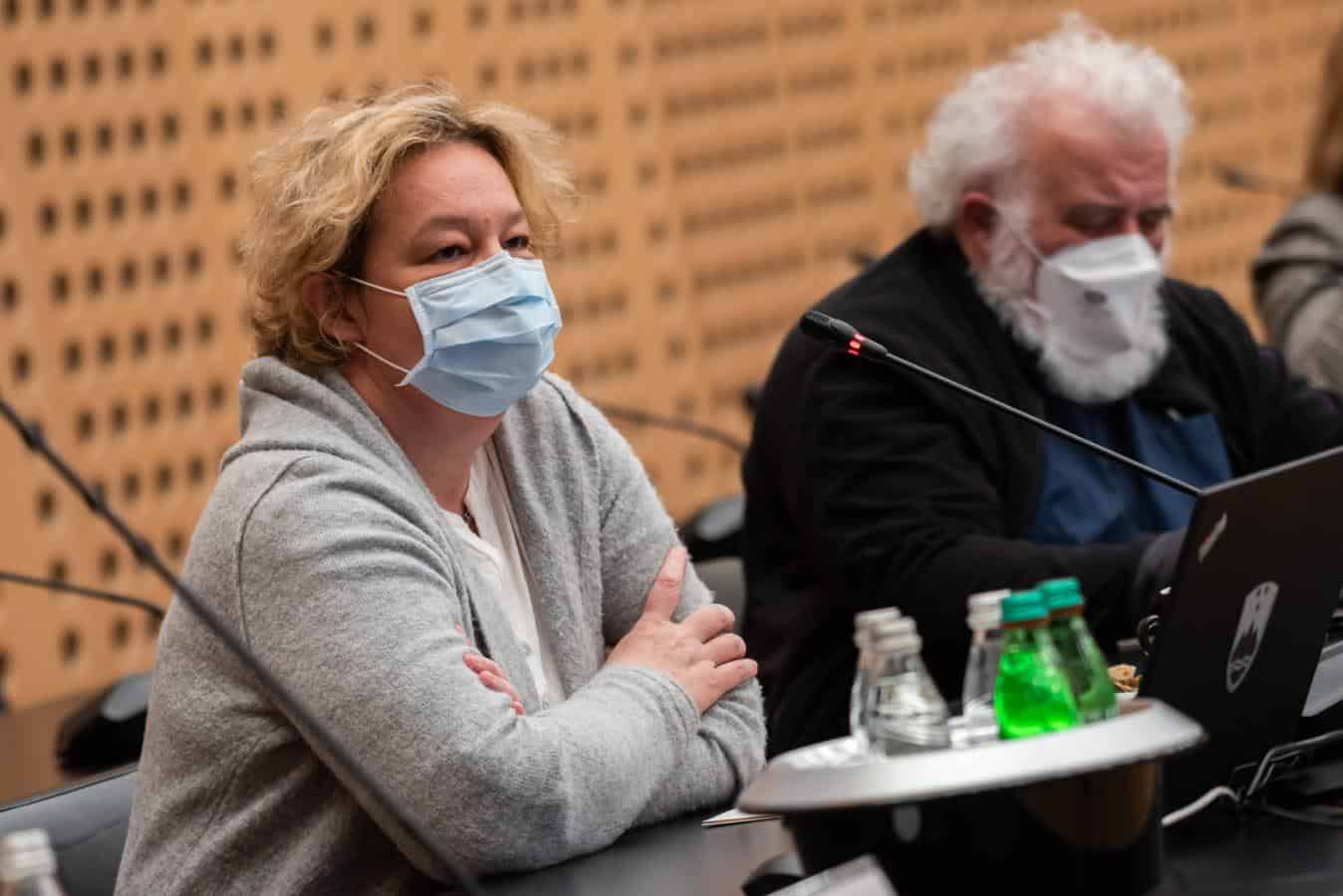 Odpravljeni še zadnji epidemični ukrepi, strokovna skupina za covid-19 prenehala z delom