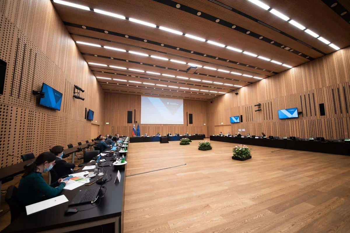 Vlada bo danes znova pretresala protikoronske ukrepe. Kaj predlaga svetovalna skupina?