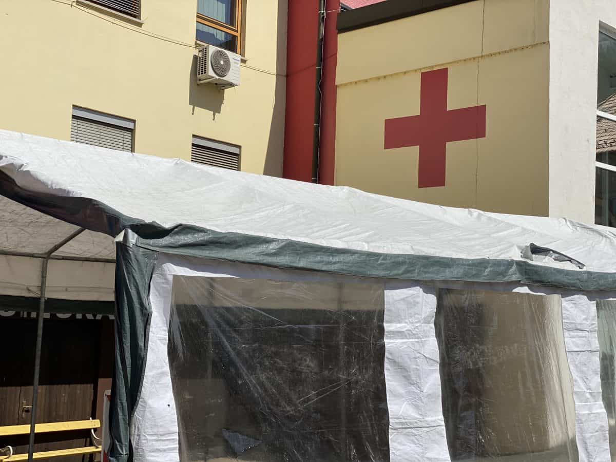 V petek v Sloveniji potrdili 1250 novih okužb