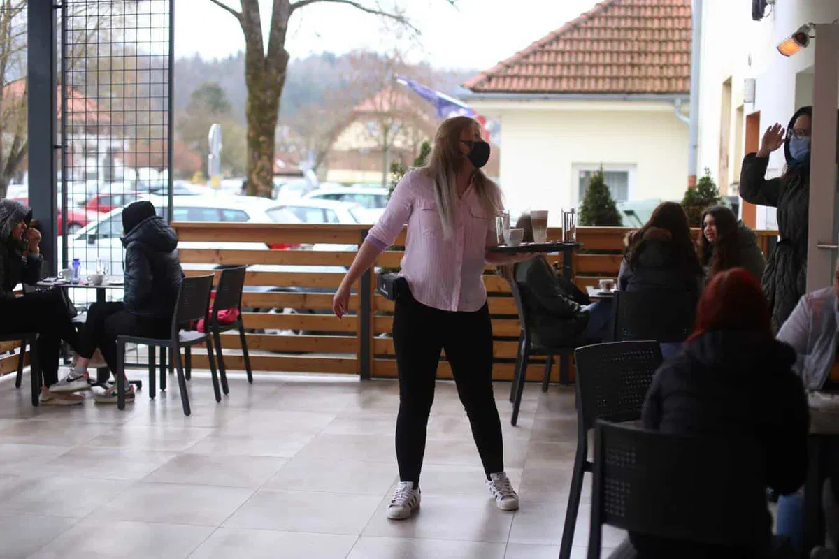 Veselje ob sproščanju koronskih ukrepov naj po besedah zdravniške zbornice spremlja tudi odgovornost