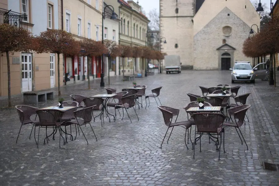 Sindikat pozval k brezplačnim testom za zaposlene v gostinstvu in turizmu. Omejitev gostov na terasah s PCT-pogojem po njihovem nerazumljiva in nesprejemljiva