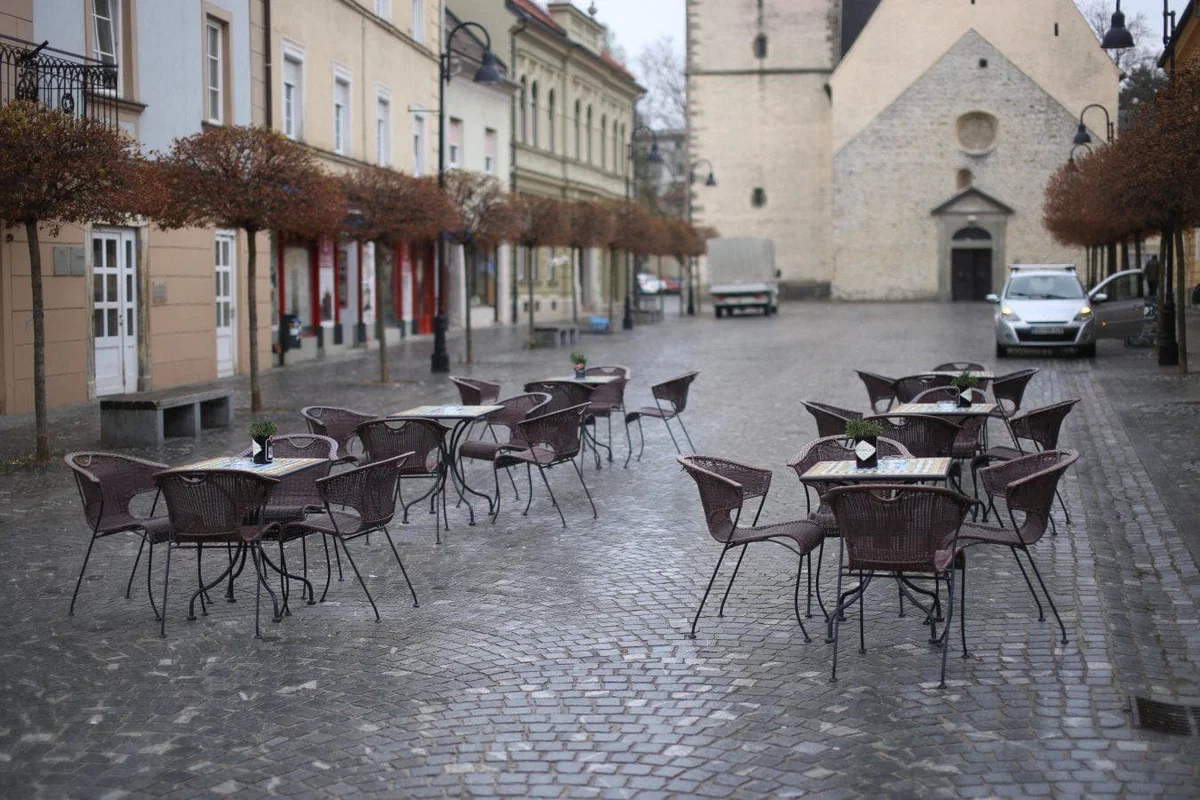 Sindikat pozval k brezplačnim testom za zaposlene v gostinstvu in turizmu. Omejitev gostov na terasah s PCT-pogojem po njihovem nerazumljiva in nesprejemljiva