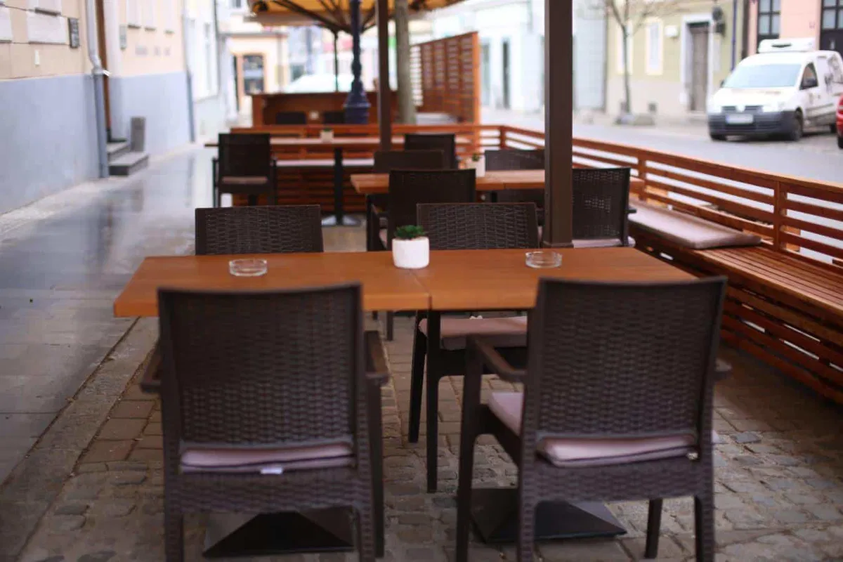 Sindikat Lobnika opozoril na diskriminacijo necepljenih delavcev v gostinstvu in turizmu. Nesprejemljivo se jim tudi zdi, da imajo cepljeni in preboleli vse več "privilegijev"