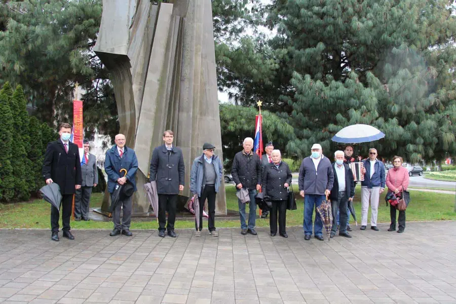Pred jutrišnjim praznikom so na Ravnah pripravili slovesnost s položitvijo venca k spomeniku NOB (VIDEO in FOTO)