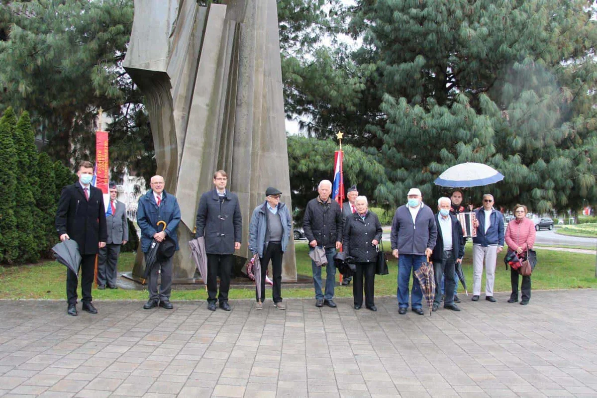 Pred jutrišnjim praznikom so na Ravnah pripravili slovesnost s položitvijo venca k spomeniku NOB (VIDEO in FOTO)