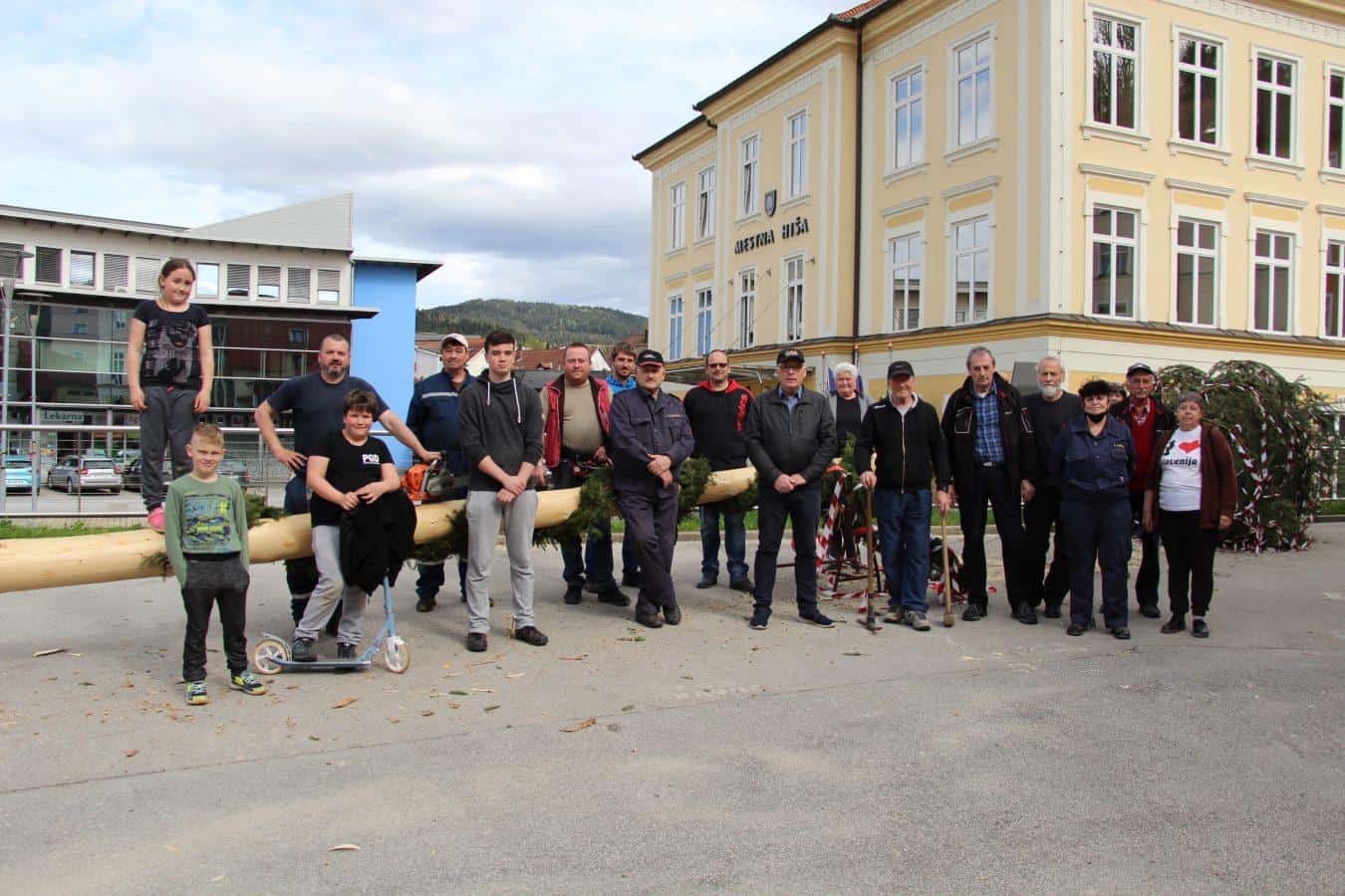 Na Ravnah so postavili 35 metrov visok mlaj (VIDEO in FOTO)