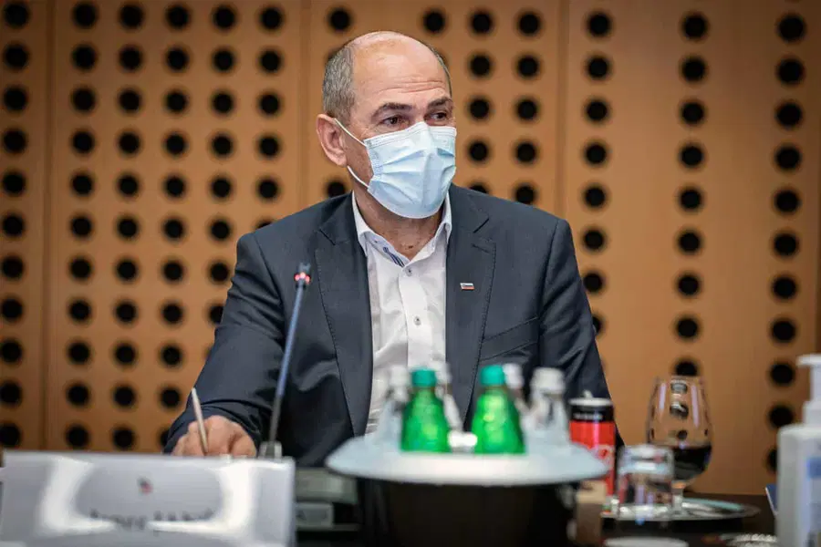 Urški Bačovnik Janša in otrokoma neznanec zagrozil s smrtjo