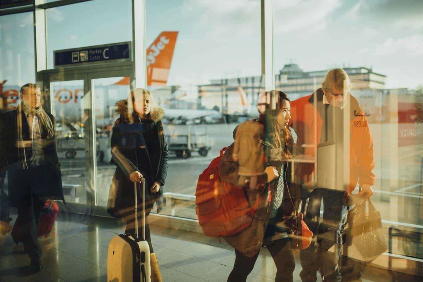 Upravno sodišče tožniku z začasno odredbo dovolilo zapustiti državo