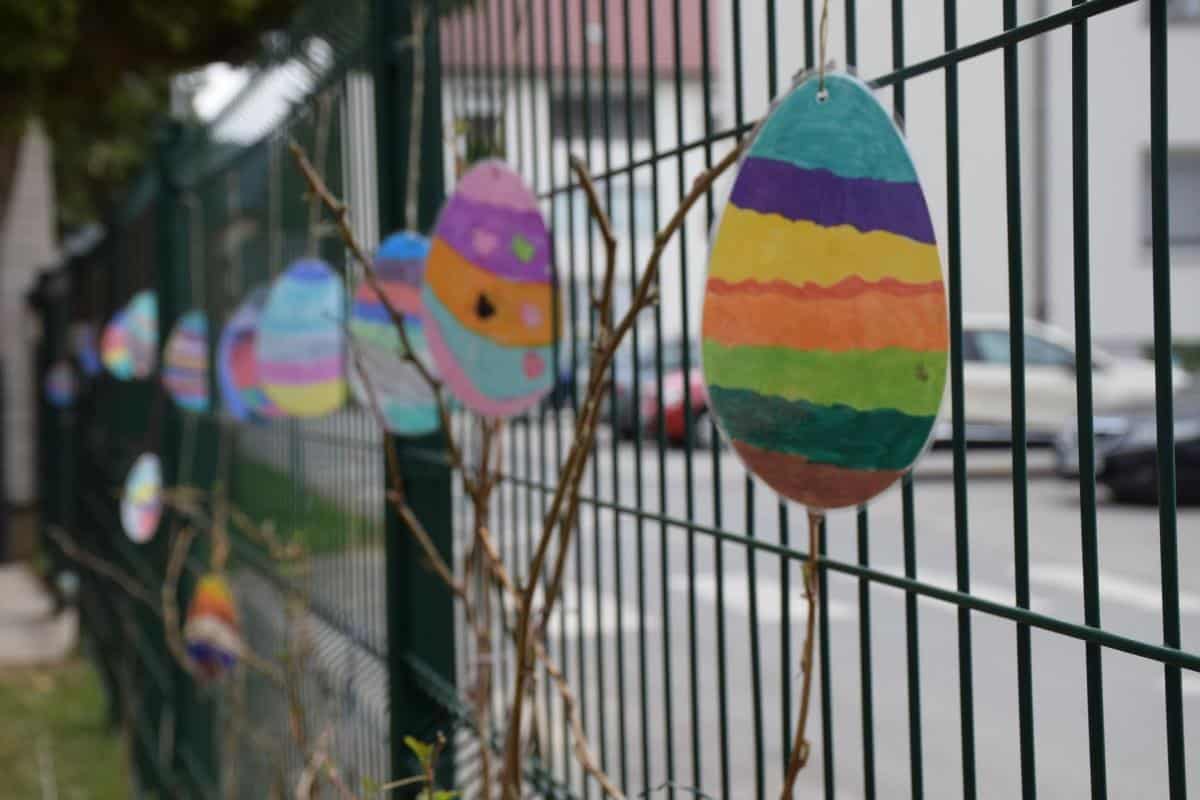 Učenci in učenke OŠ Juričevega Drejčka poskrbeli za velikonočno vzdušje v okolici šole