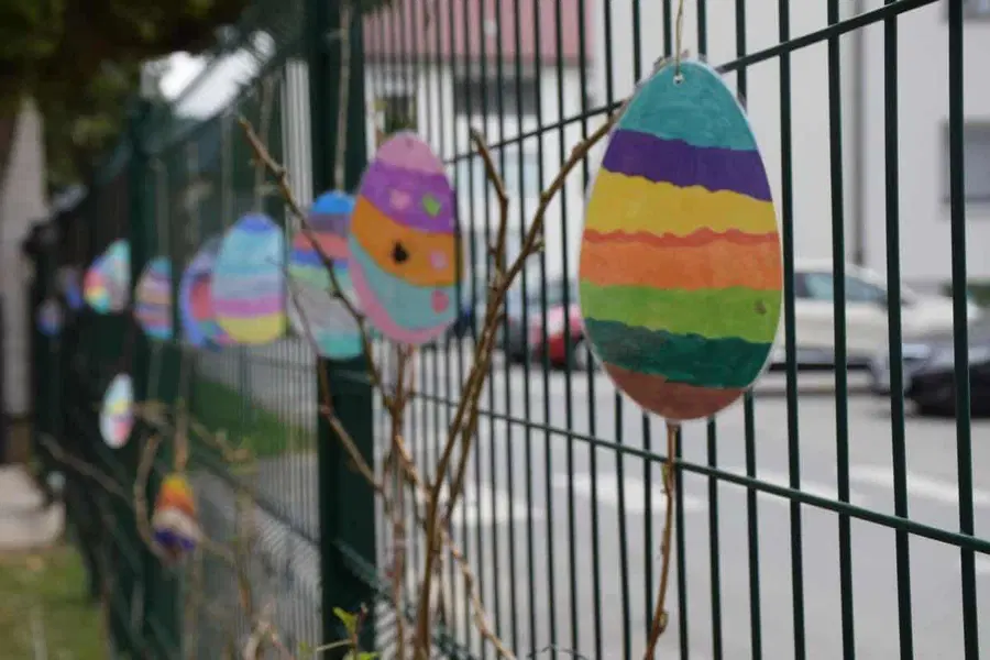 Učenci in učenke OŠ Juričevega Drejčka poskrbeli za velikonočno vzdušje v okolici šole