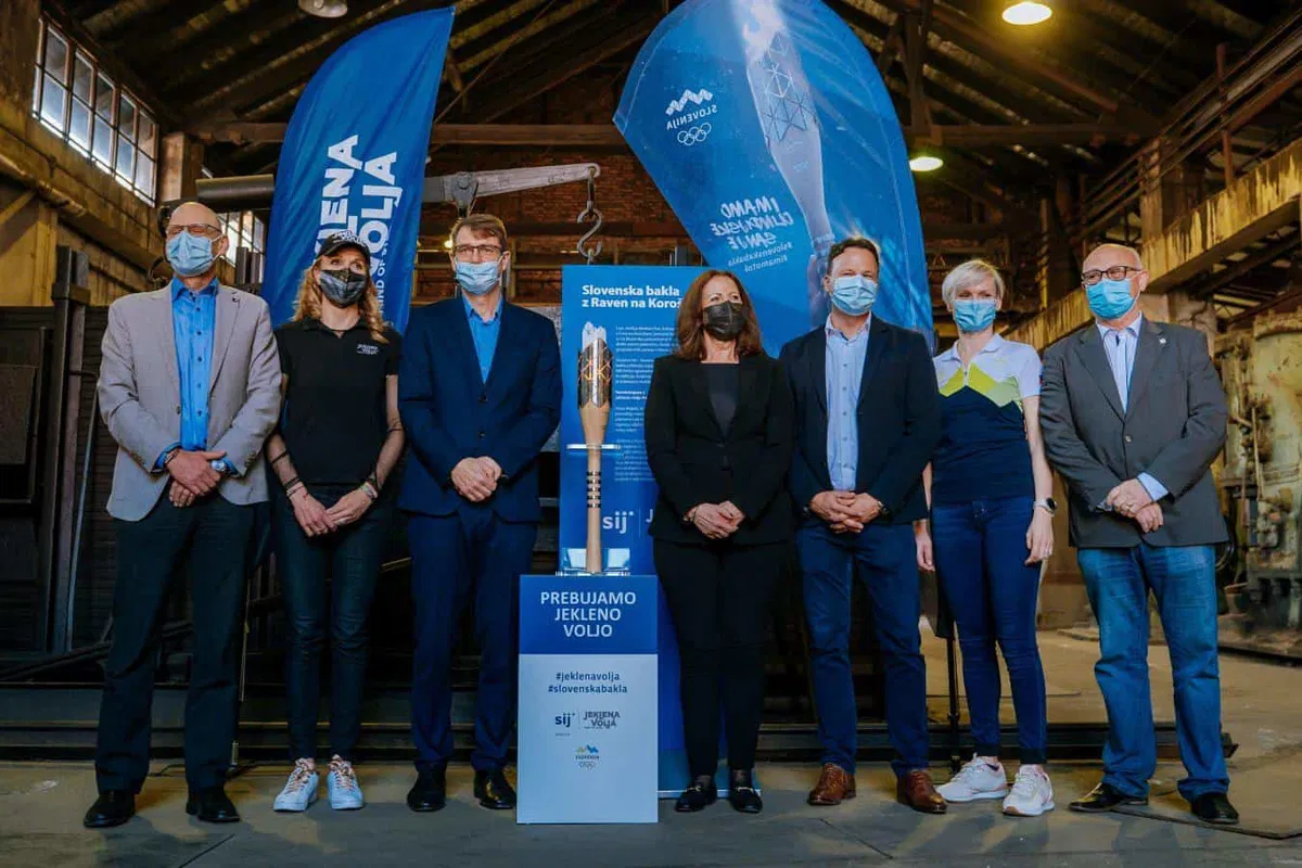 Na Ravnah se je "rodila" slovenska bakla, ki je simbol trdnosti, modrosti, povezovanja in upanja (VIDEO in FOTO)