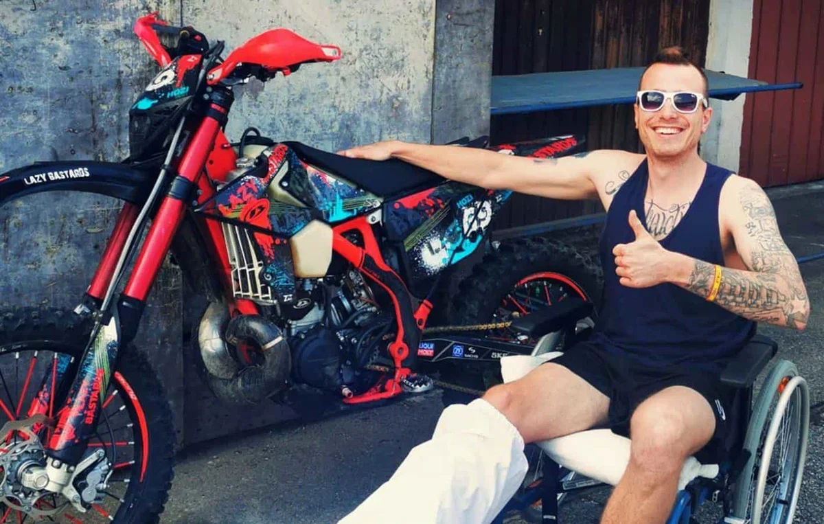 30-letni Ravenčan po nesreči z motorjem: "Po 333 dneh od nesreče so kosti že toliko zaceljene, da lahko naredim nekaj majhnih korakov brez pomoči bergel"