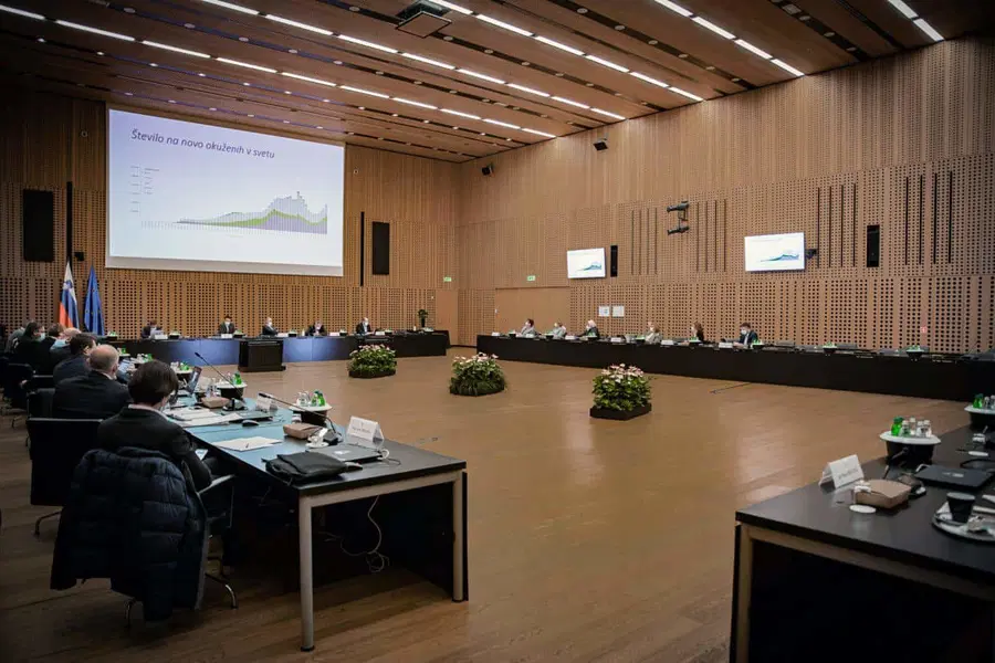 Vlada danes o ukrepih po 11-dnevnem zaprtju javnega življenja. To napoveduje Hojs