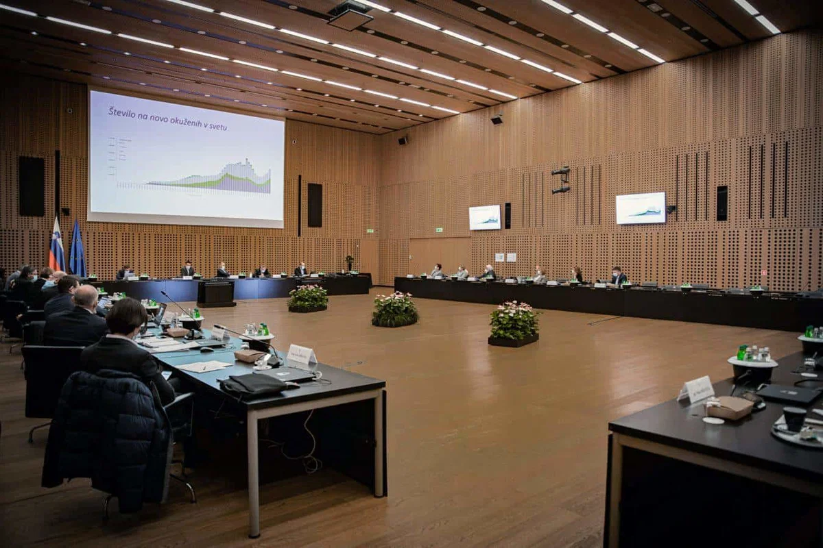Vlada danes o ukrepih po 11-dnevnem zaprtju javnega življenja. To napoveduje Hojs
