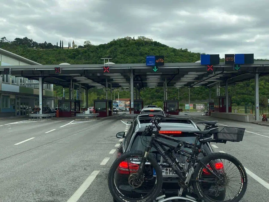 Na mejnih prehodih s Hrvaško vnovič čakalne dobe, promet ponekod že zgoščen