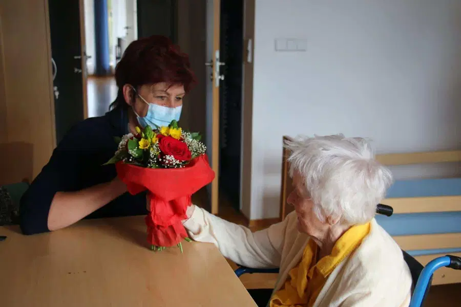 V slovenjgraškem domu starostnikov praznovali visok jubilej in pripravili vrt za posaditev 200 sadik paradižnika, ko so jih vzgojili sami