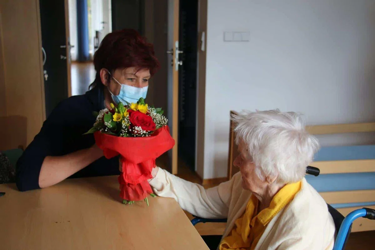 V slovenjgraškem domu starostnikov praznovali visok jubilej in pripravili vrt za posaditev 200 sadik paradižnika, ko so jih vzgojili sami