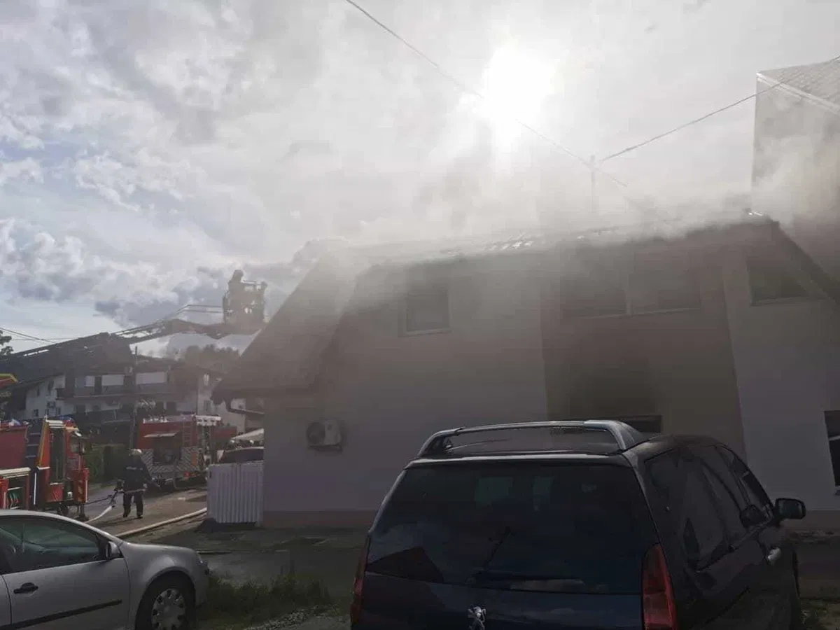 Zagorelo v večstanovanjskem objektu v ljubljanskem Bizoviku. Stanovanja so zaradi obsežnosti požara neprimerna za bivanje