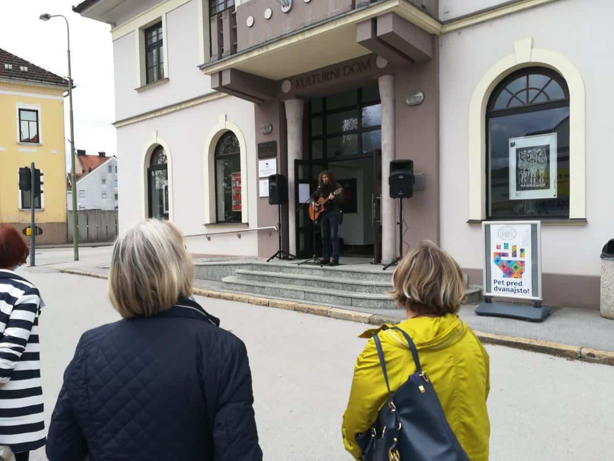 Ponovno odprtje kulturnega doma v Slovenj Gradcu s kitaro pospremil Adi Smolar