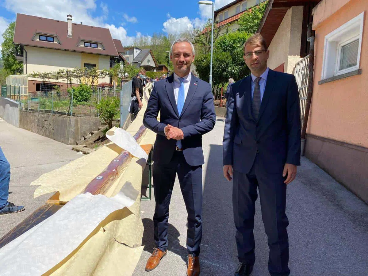 Uspelo je: Na Ravnah spekli kar dobrih 370 metrov dolgo potico (VIDEO in FOTO)