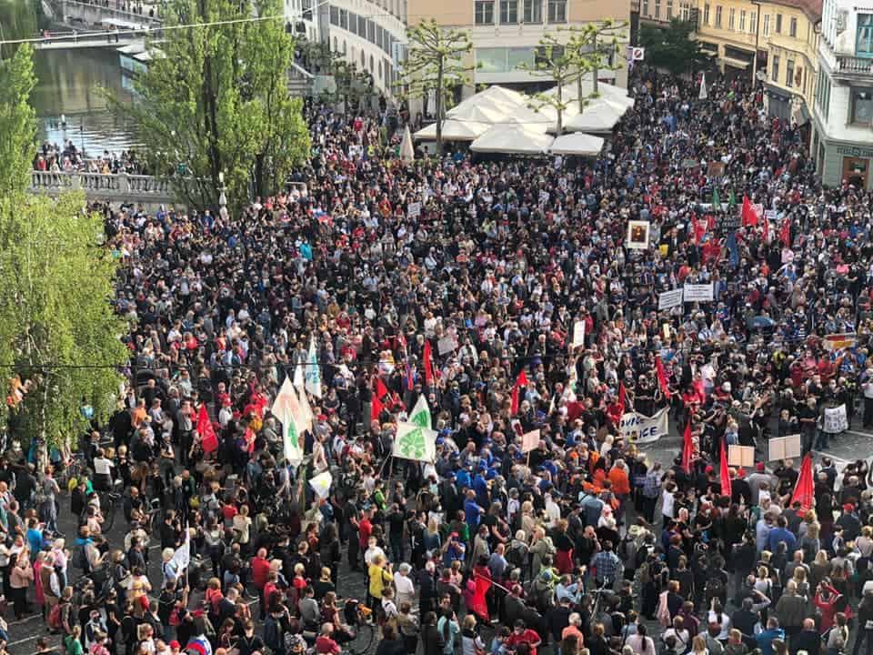 Na protestu v prestolnici kritike do vlade in zahteve po predčasnih volitvah