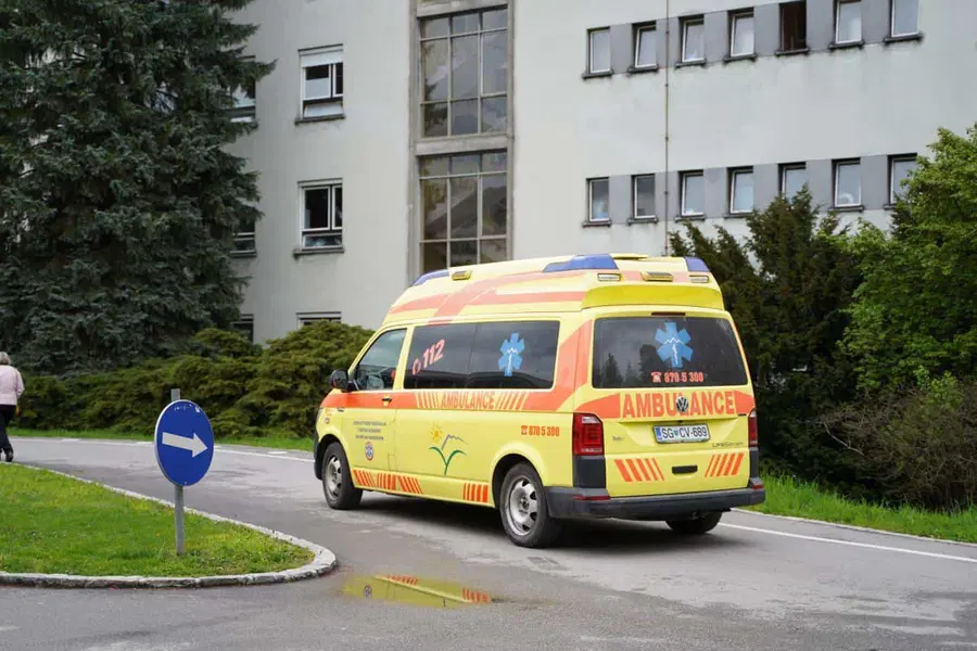 Na območju Mislinje trčili osebni vozili. Eno osebo so prepeljali v bolnico