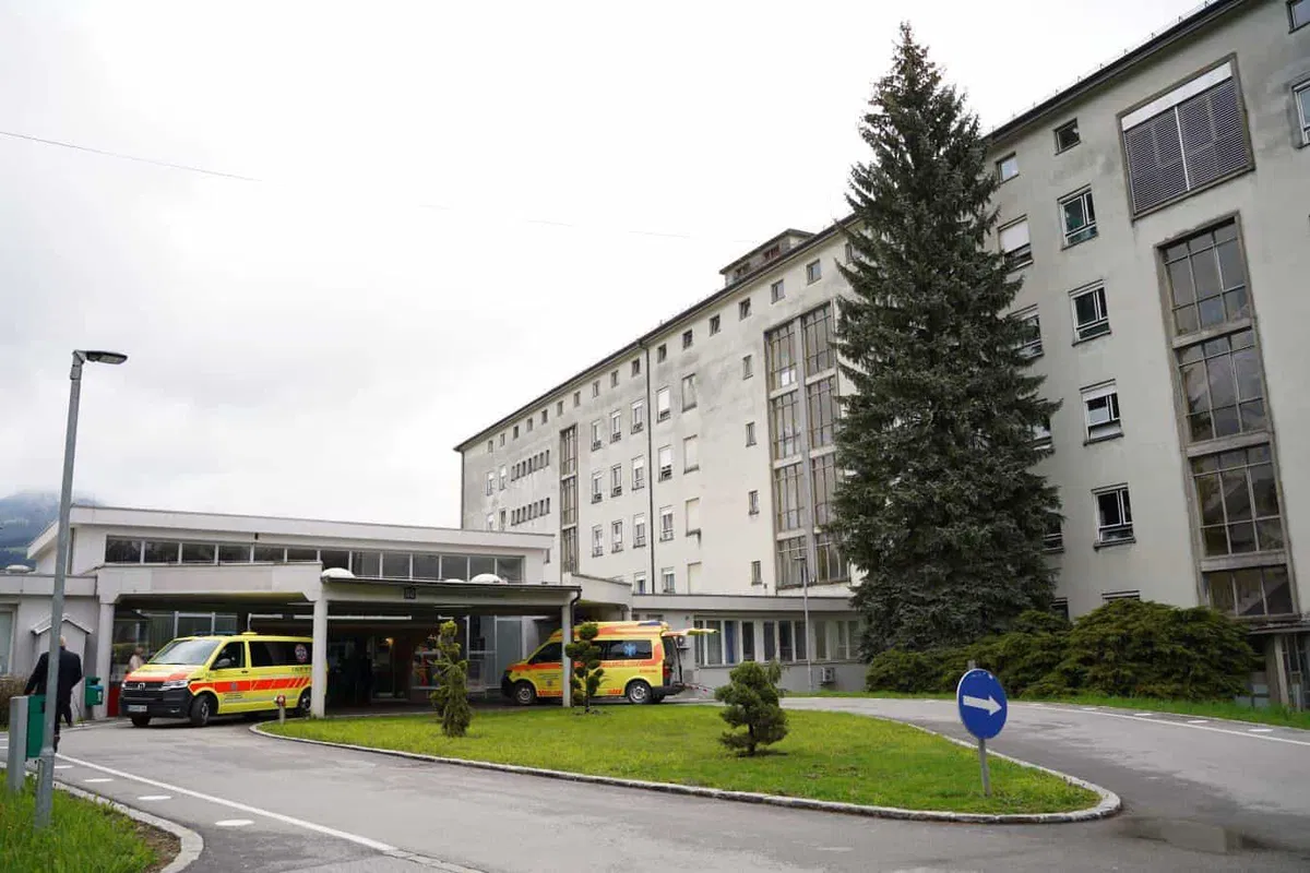 V številnih bolnišnicah zaradi okužb s koronavirusom uvajajo omejitve obiskov