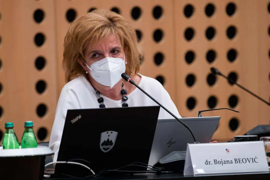 Beovićeva o različici omikron: Po prvih podatkih se širi hitreje od prejšnjih različic koronavirusa