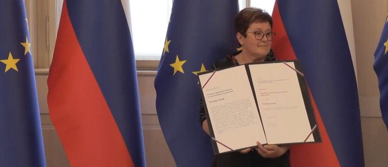 Državno nagrado za prostovoljstvo prejela Rožca Šonc, Pahor podelil priznanje tudi Prevaljčanki Tereziji Vivod (VIDEO)