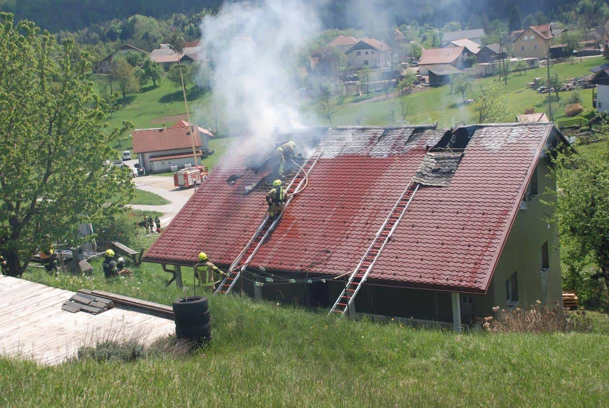 Na Žalskem iz goreče hiše, ki trenutno ni primeren za bivanje, sosed rešil hišnega ljubljenčka