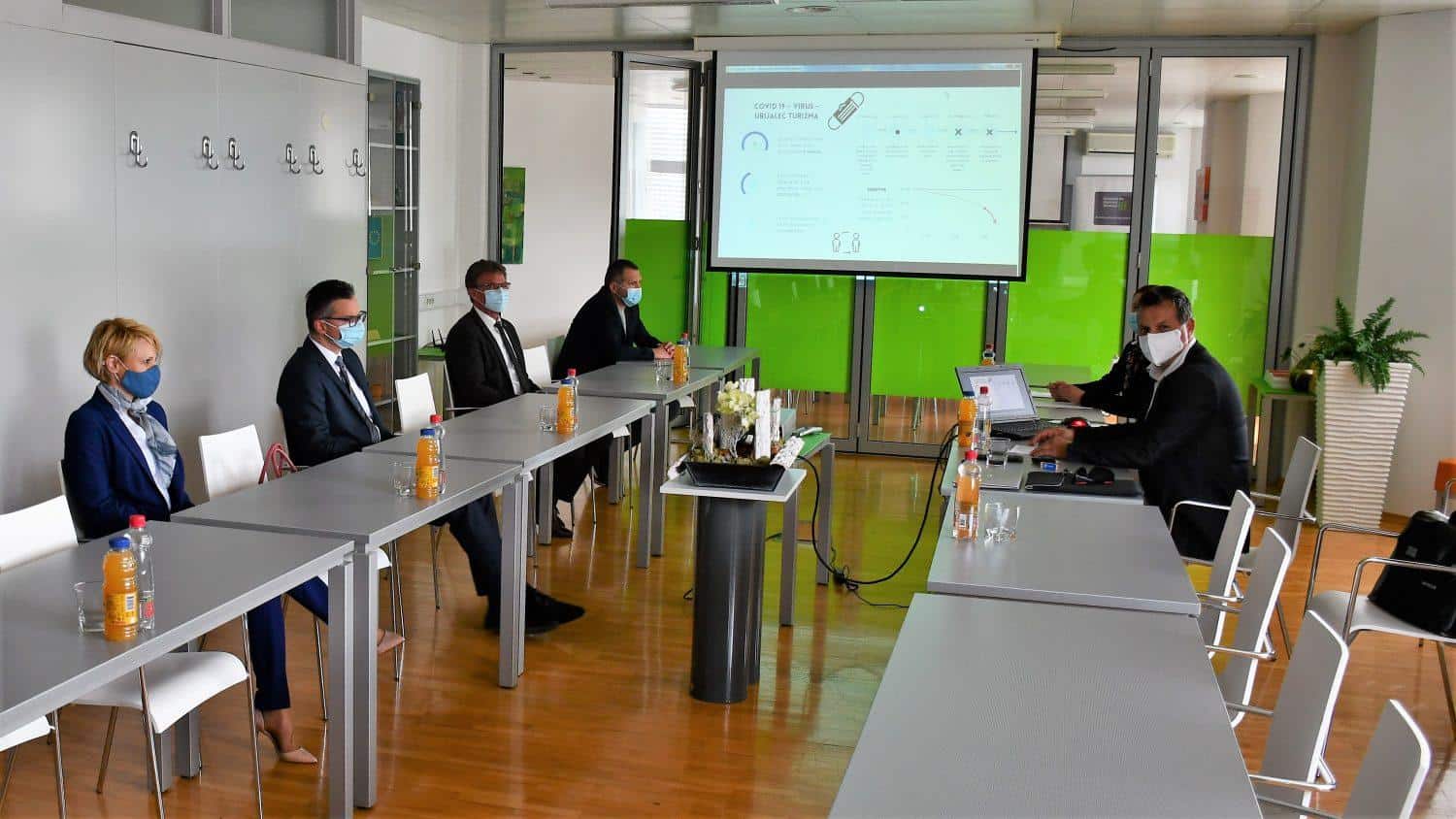 Šarec se je srečal tudi z vodji lokalnih odborov in občinskimi svetniki stranke LMŠ na Koroškem