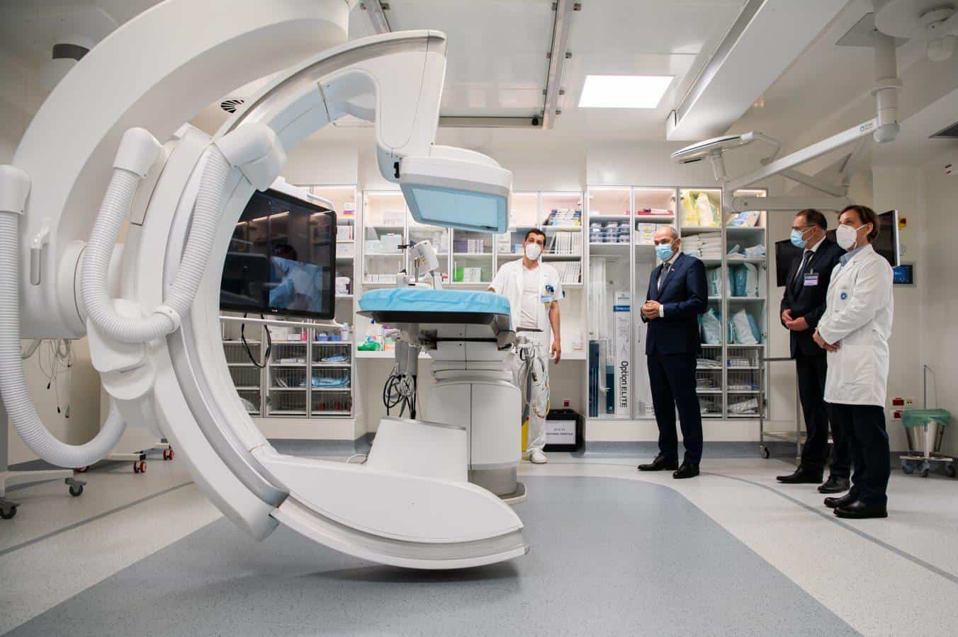 Premier na obisku v slovenjgraški bolnišnici odprl prostore za covidne bolnike in si ogledal oddelek za diagnostično in intervencijsko radiologijo