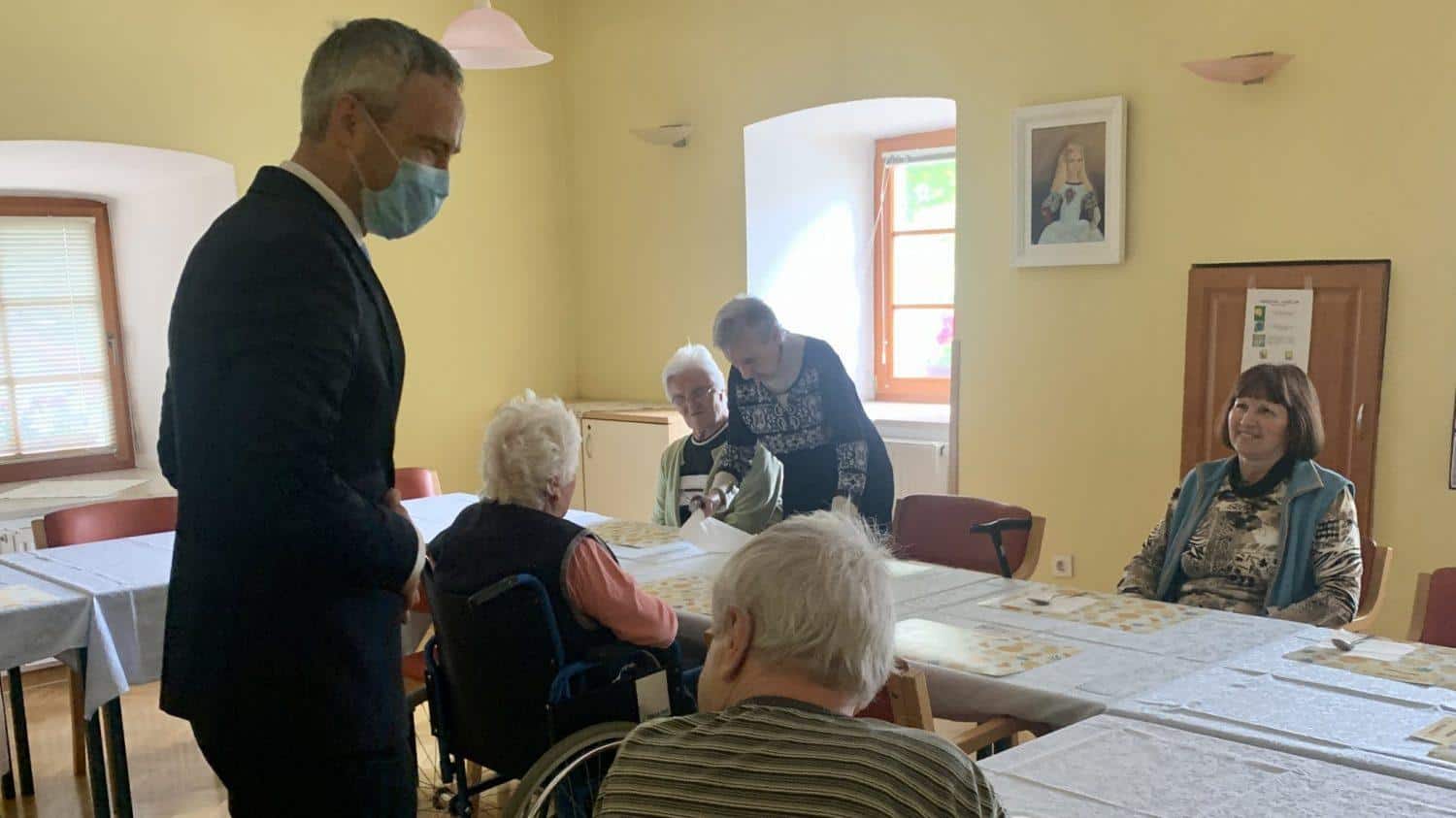 Minister Cigler Kralj na Koroškem obiskal najmanjši dom starejših v Sloveniji