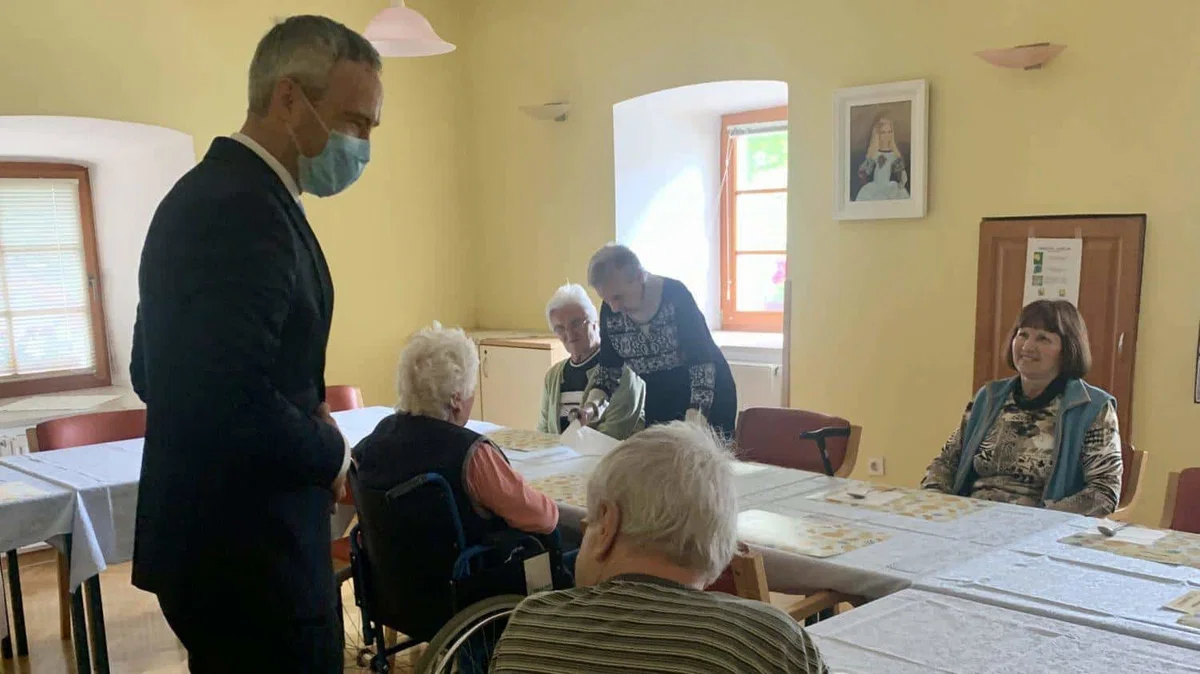 Minister Cigler Kralj na Koroškem obiskal najmanjši dom starejših v Sloveniji
